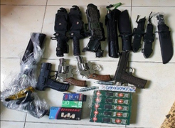 Bắt giữ nhiều kẻ tàng trữ súng và ma túy ở TP.HCM